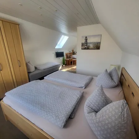 Apartamento Kleiner Leuchtturm Kuehlungsborn, Mit Balkon, Parkplatz & Wlan, 300m Vom Entfernt